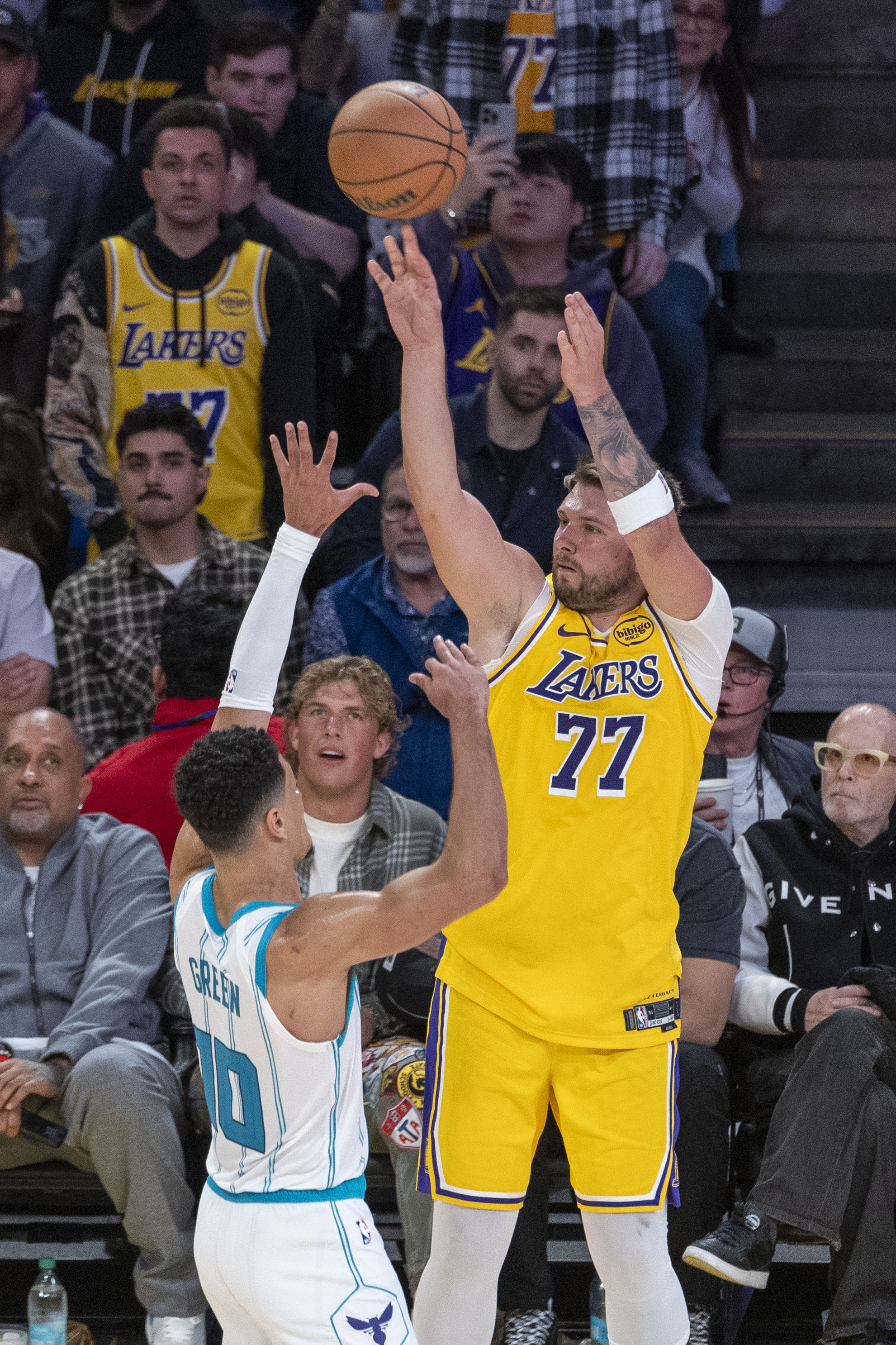 湖人集体发威,全队四人上演20+表现夺胜 湖人集体发威,全队四人上演20+表现夺胜