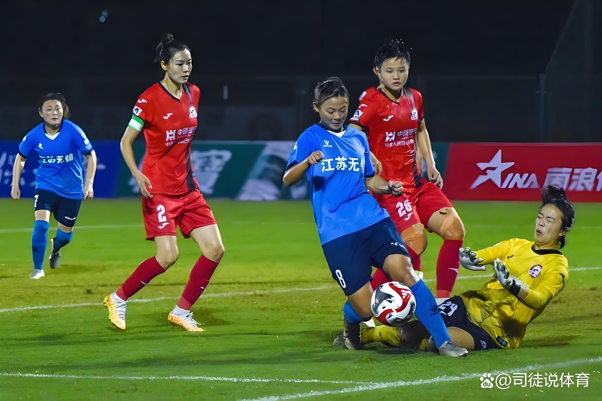 神奇进球!女足赛场惊艳亮相 神奇进球!女足赛场惊艳亮相