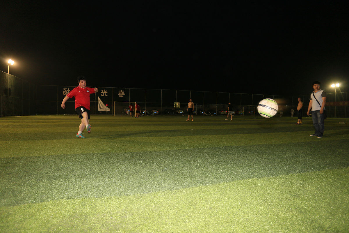 B体育体育app-欧洲豪门争夺胜利，球迷热情高涨