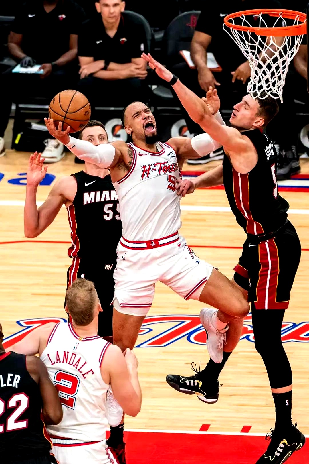 热火击败活塞,继续保持不败纪录 热火击败活塞,继续保持不败纪录