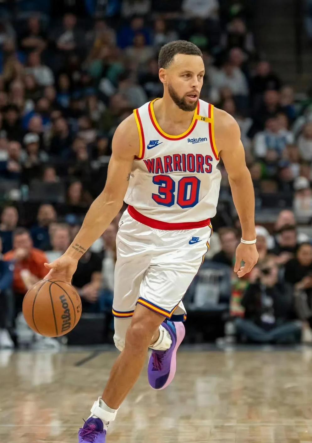 B体育体育登录-勇士逆袭封狼，库里得三分球