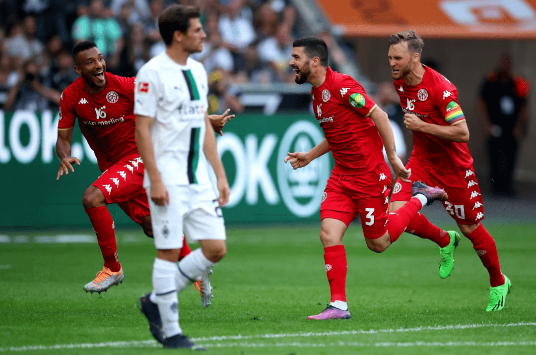 包含美因茨队主场大胜，将领先优势扩大的词条