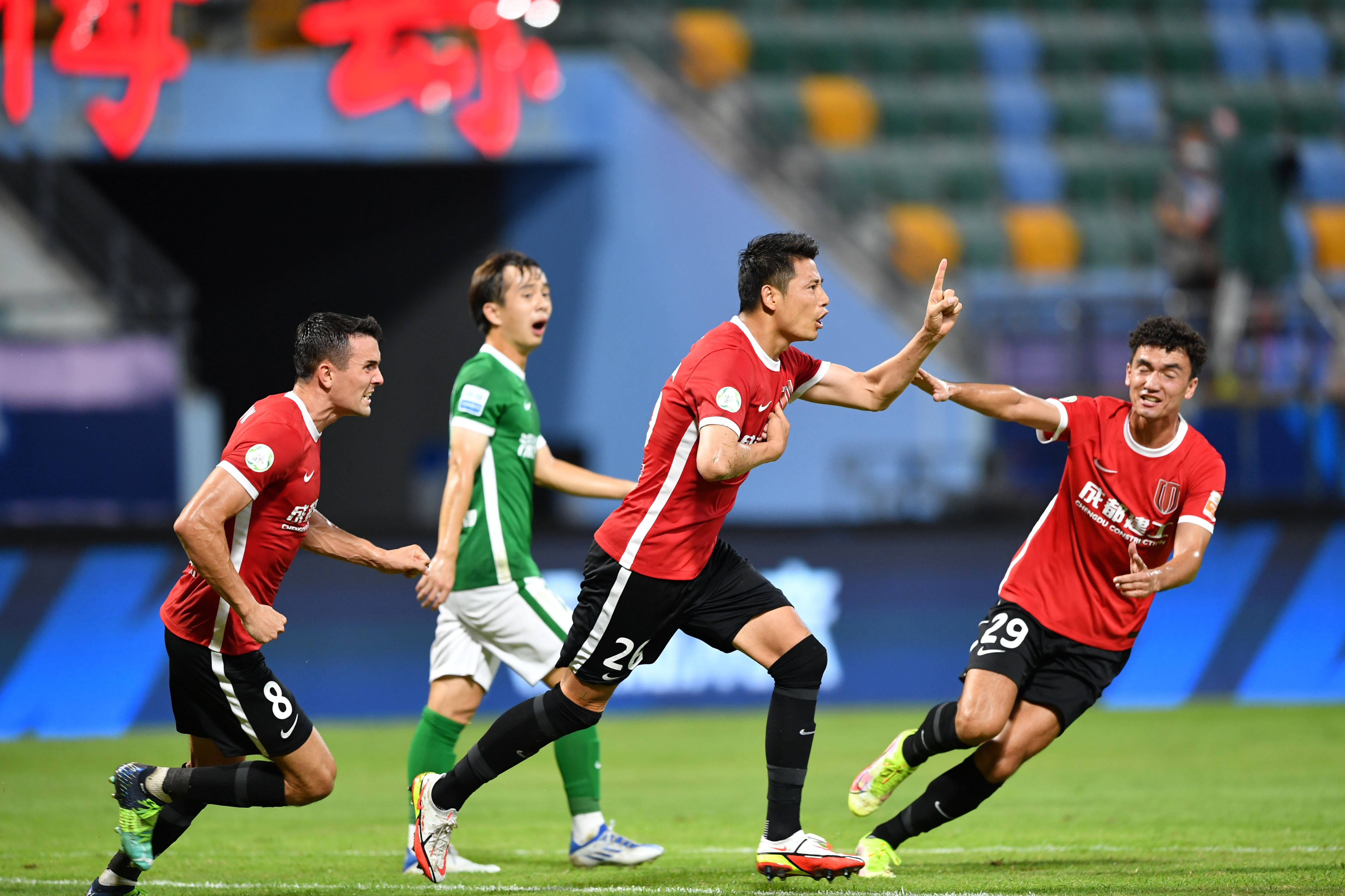 中国足球联赛激烈角逐成焦点话题 中国足球联赛激烈角逐成焦点话题